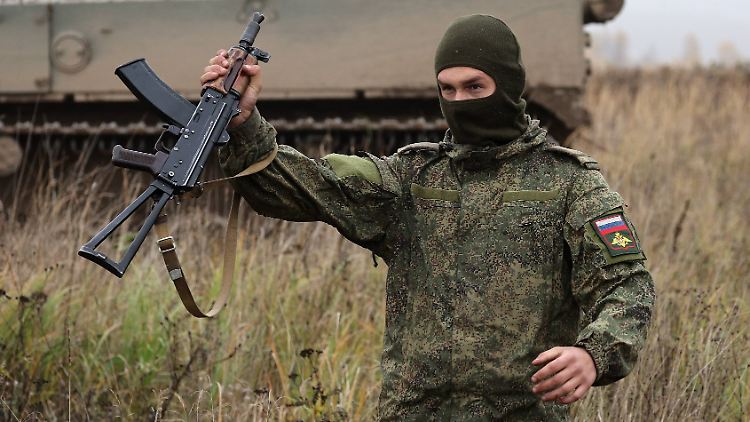 Nicht wenige russische Soldaten wollen am liebsten ihre Waffen abgeben und die Front verlassen. Laut eines britischen Berichts könnte sie das bald ihr Leben kosten. 