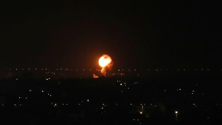 Ein Feuerball und Rauchschwaden: Nach Raketenbeschuss aus dem Gazastreifen in Richtung Israel hat das israelische Militär mit Luftschlägen reagiert.