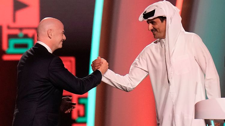 Keine Politik, sagt Infantino - und reicht dem Emir von Katar die Hand.