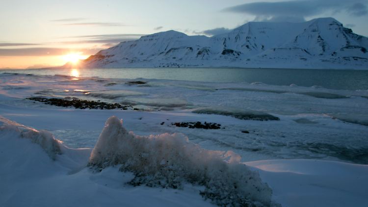 Ganz anders als im Golf von Mexico: Sonnenuntergang an der Küste des Polarmeers.
