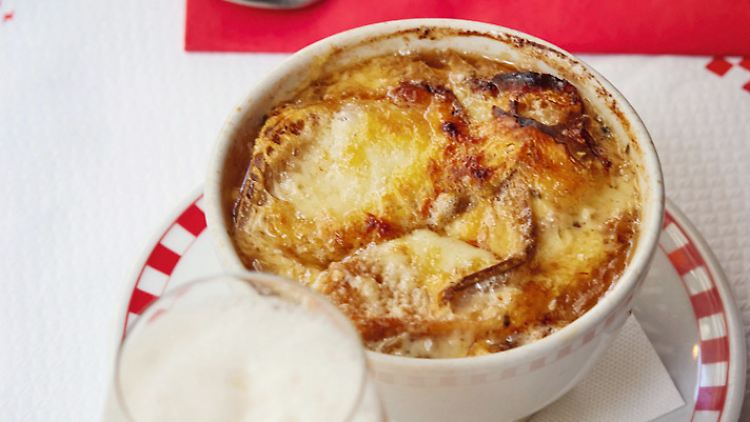 Das französischste aller französischen Gerichte gehört zu Alexander Oetkers Lieblingsspeisen: Überbackene Zwiebelsuppe.