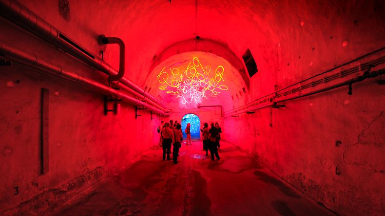Alarmstufe Rot! Die Installation von Keith Sonnier in Unna leuchtet im Museum. Anderswo bleibt Lichtkunst jetzt im Dunkeln.