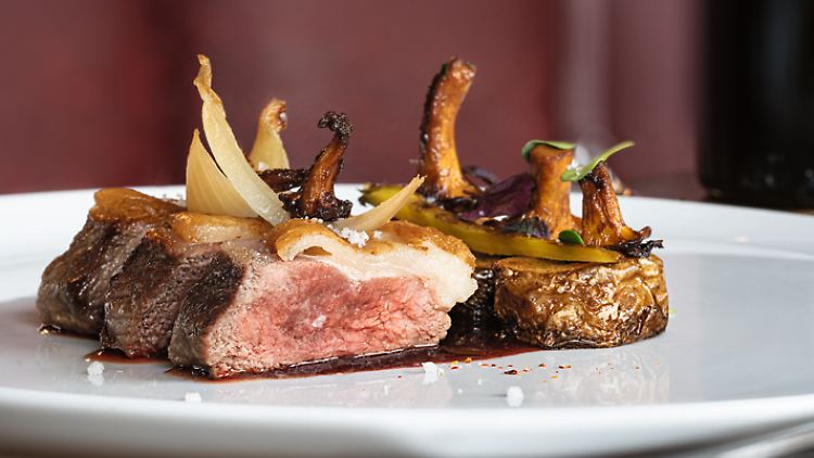 Lammrücken mit Sauce Bordelaise: Hier wird 1 Liter Rotwein zur Sauce reduziert.