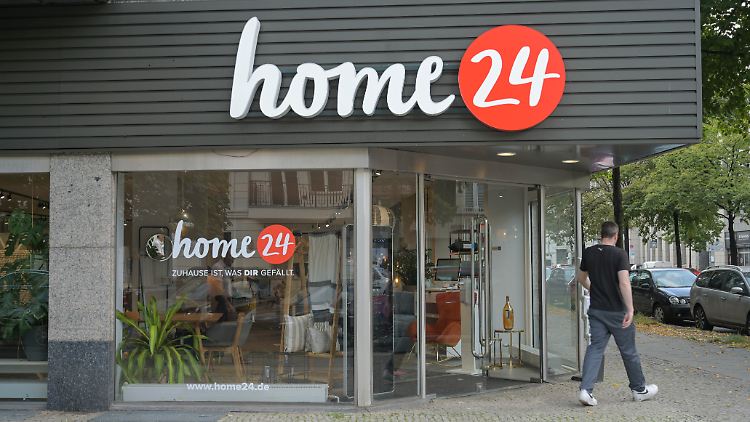 Der Online-Händler hat in Innenstädten Showrooms eröffnet, in denen die Kunden die Möbel vor Ort ausprobieren und erst dann bestellen können.
