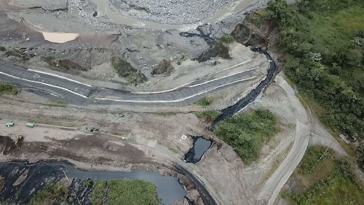 Öl hat sich im Amazonas-Regenwald festgesetzt.