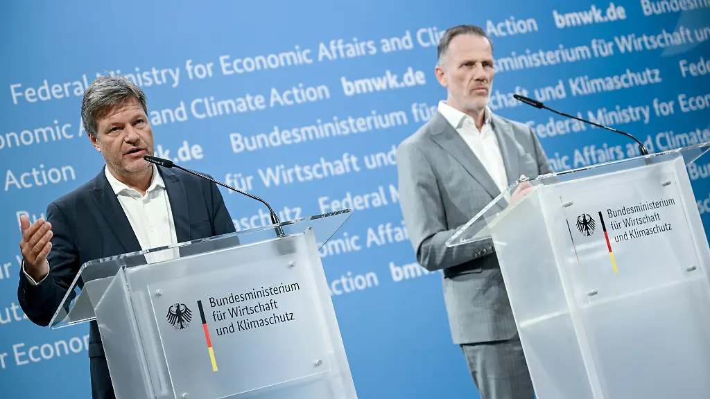 Es-sei-ein-wichtiger-Schritt-vor-allem-fuer-die-Menschen-der-Region-so-Habeck-ueber-die-Entschaedigungszahlung-an-das-Bergbauunternehmen-Leag-denn-diese-gelten-auch-der-Damit-sozialen-Absicherung-der-Beschaeftigten