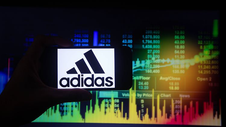 Erwartungen an einen neuen Adidas-CEO trieben die Aktie des Sportartikelherstellers an.