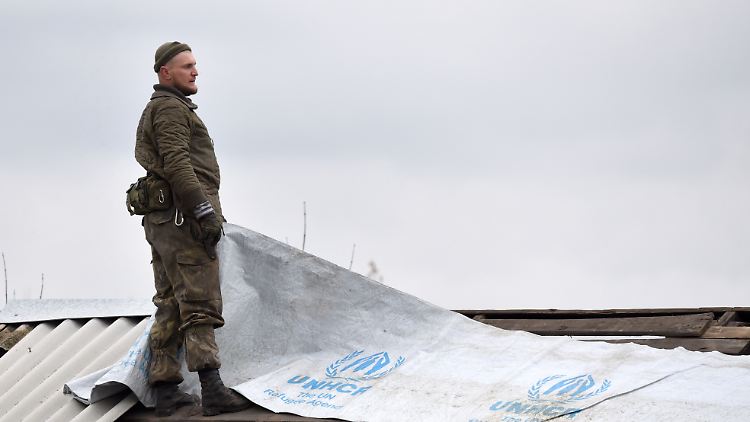 Zerstörtes Hausdach im Donbass. Ein ukrainischer Militär spricht von 80 russischen Angriffen am Tag in der Region.