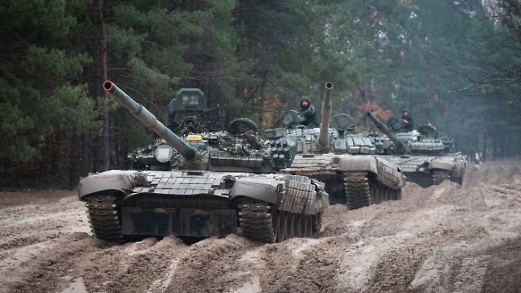 Ukrainische Soldaten führen eine Übung mit erbeuteten russischen T-72-Panzern durch. 