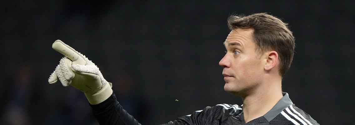 Münchens Torhüter Manuel Neuer zeigt nach vorne.