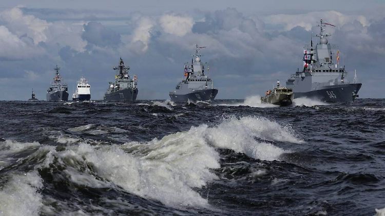 Kriegsschiffe der russischen Marine während einer Parade. 