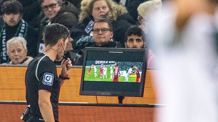 Schiedsrichter Matthias Jöllenbeck prüft per Videobeweis.