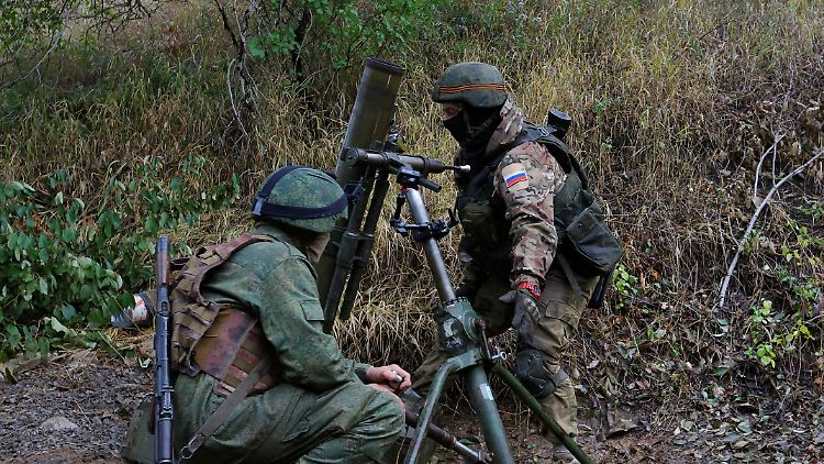 Russische Soldaten bringen bei Awdijiwka einen Mörser in Position. 