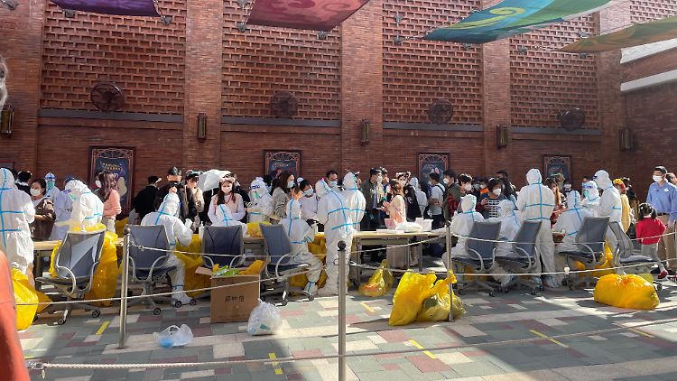 Corona-Tests statt Spaß mit der Familie: In Shanghai Disney lag der Spaßfaktor zuletzt bei null.