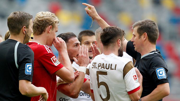 St. Paulis Betim Fazliji flog mit glatt Rot vom Platz.