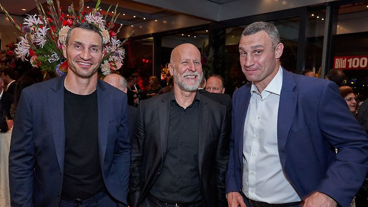 Schaller (m.) konnte auch beide Klitschko-Brüder zu seinem großen Freundeskreis zählen.