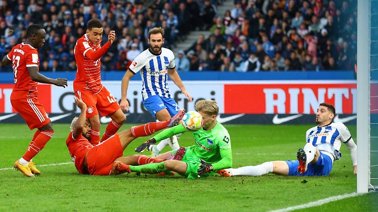 Eric Maxim Choupo-Moting traf mit dem Schienbeinköpfchen.
