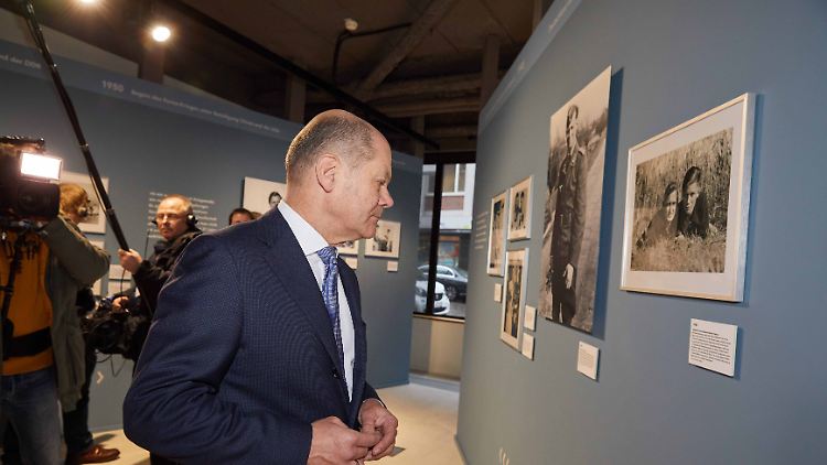 Scholz 2018 beim Betrachten von Fotokunst.