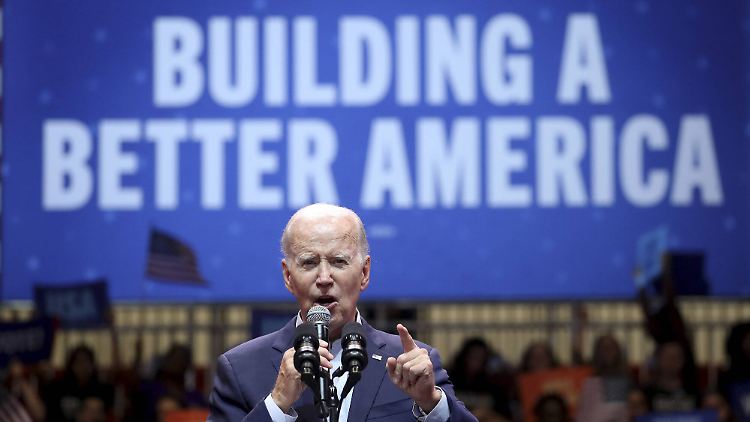 Die Wirtschaft der USA beweise unter Bidens Präsidentschaft "enorme Widerstandsfähigkeit und Rekord-Beschäftigungszahlen", sagt Finanzexpertin Navidi.  Seiner Administration sei es jedoch nicht gelungen, seine Erfolge effektiv zu kommunizieren. 