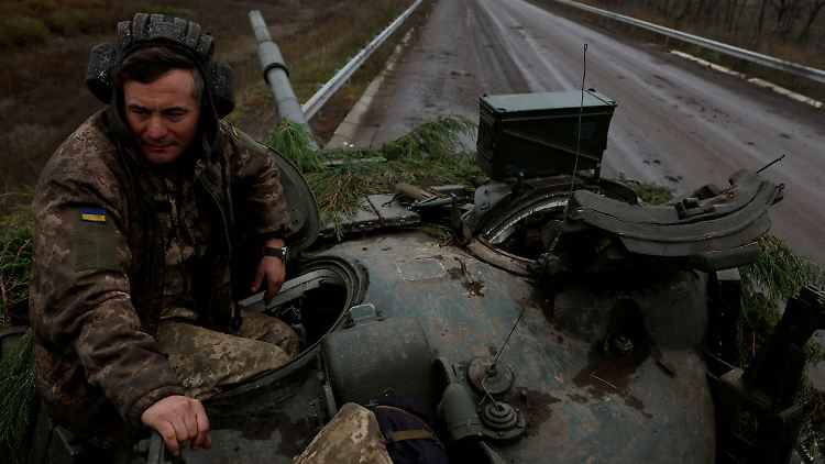 Ein ukrainischer Soldat bereitet den Kampfeinsatz mit einem gekaperten russischen Panzer vor.