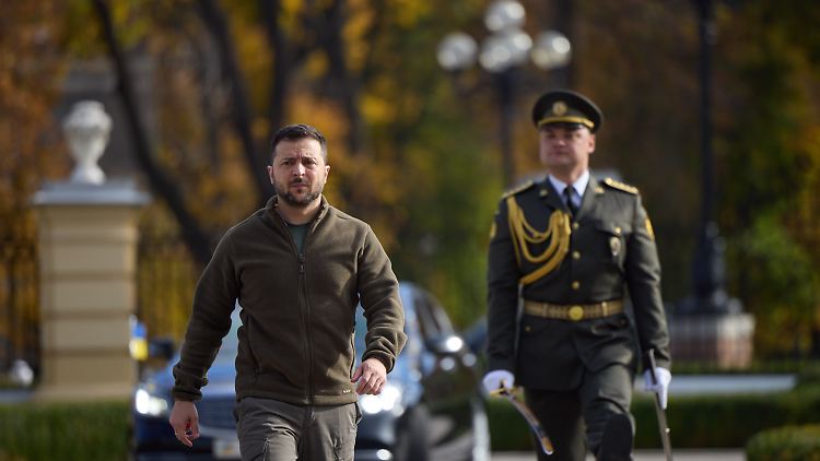 "Je mehr Teheran lügt, desto mehr wird die internationale Gemeinschaft diese terroristische Zusammenarbeit zwischen den Regimes in Russland und im Iran überprüfen", sagt Selenskyj. 