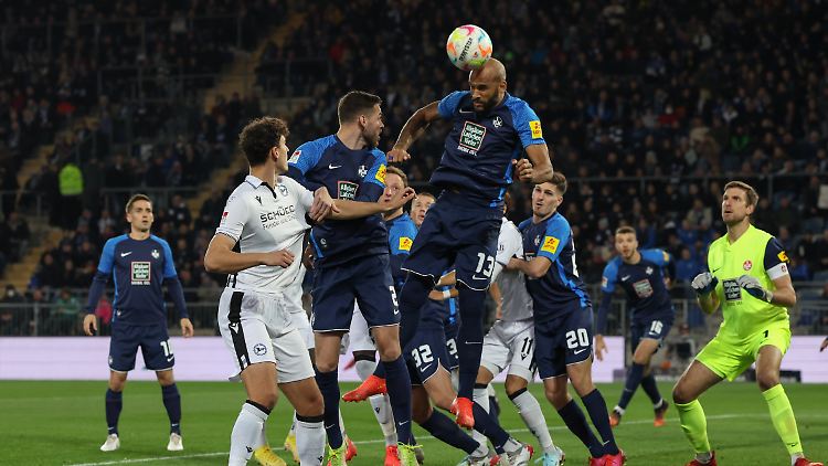 Bielefelds Janni Serra kämpft mit Kaiserslauterns Terrence Boyd um den Ball.