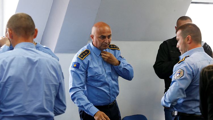 Polizeibeamte ziehen ihre Uniformen aus, nachdem die örtlichen Serben beschlossen haben, die Einrichtungen im Kosovo zu verlassen.