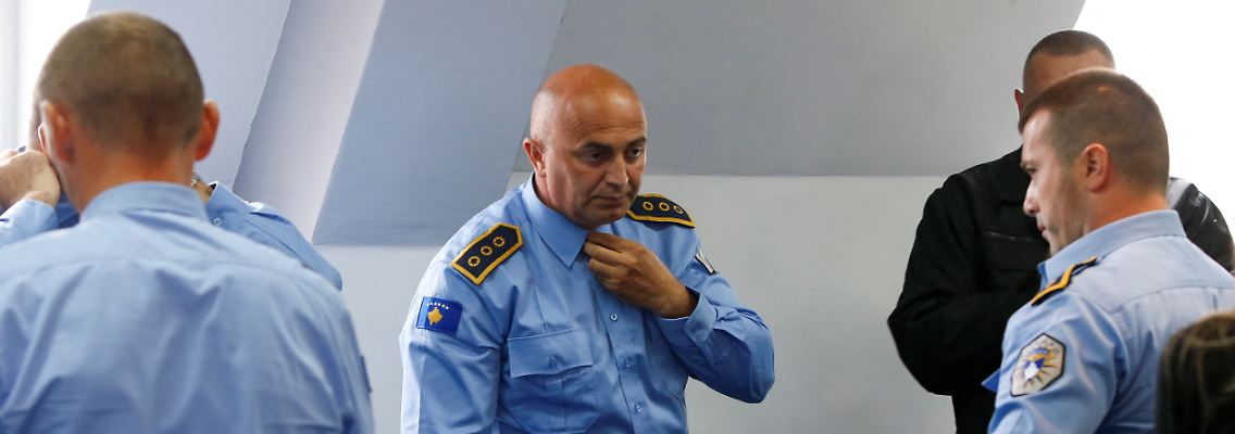Polizeibeamte ziehen ihre Uniformen aus, nachdem die örtlichen Serben beschlossen haben, die Einrichtungen im Kosovo zu verlassen.
