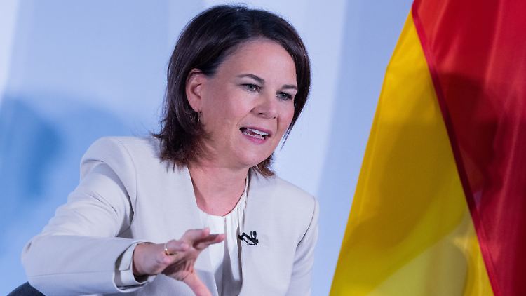 Die Welt habe "alle nötigen Instrumente", um die Klimakrise zu begrenzen, sagt die Außenministerin.