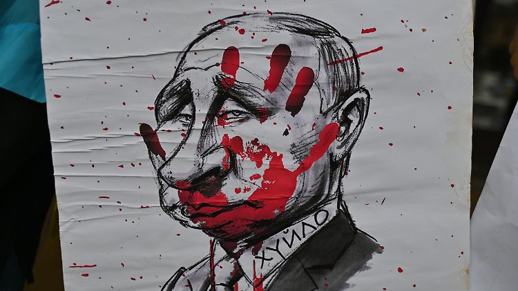 Putin-Karikatur bei einer Demonstration gegen den russischen Überfall auf die Ukraine. 