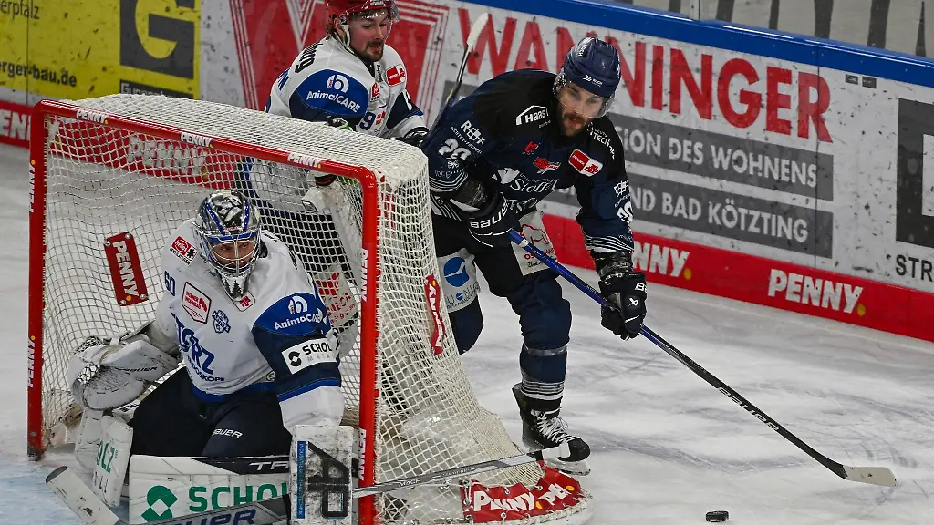 Justin-Scott-r-von-den-Straubing-Tigers-versucht-den-Puck-ins-Tor-von-Joacim-Eriksson-von-den-Schwenninger-Wild-Wings-zu-bekommen-Scott-verlaengert-seinen-Vertrag-in-Straubing