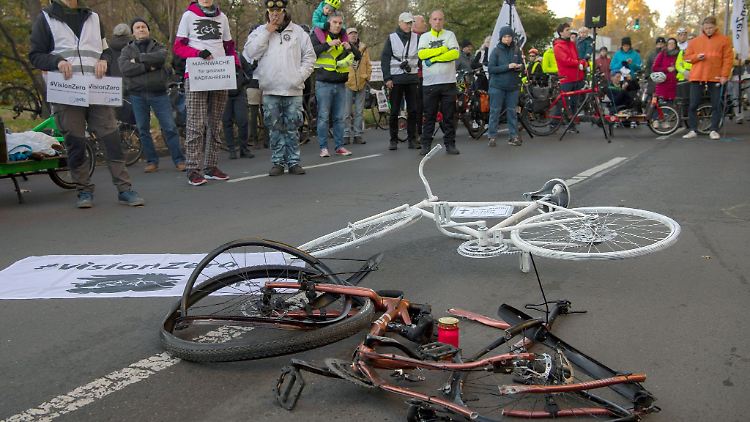 Die Trümmer des Fahrrads der getöteten Frau und ein sogenanntes Geisterrad liegen auf der Bundesallee in Berlin-Wilmersdorf.