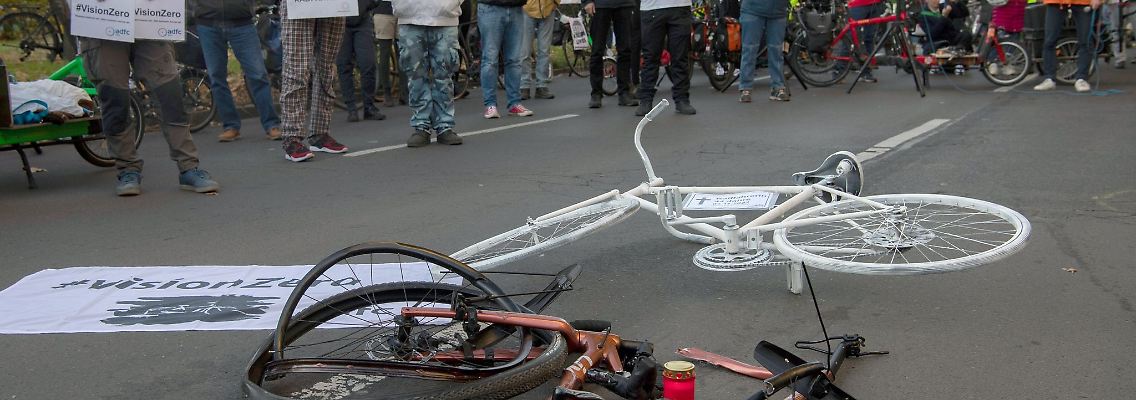Die Trümmer des Fahrrads der getöteten Frau und ein sogenanntes Geisterrad liegen auf der Bundesallee in Berlin-Wilmersdorf.