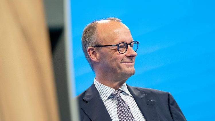 Merz sagt, er wolle "ein bisschen die Schärfe aus dieser Diskussion" herausnehmen.