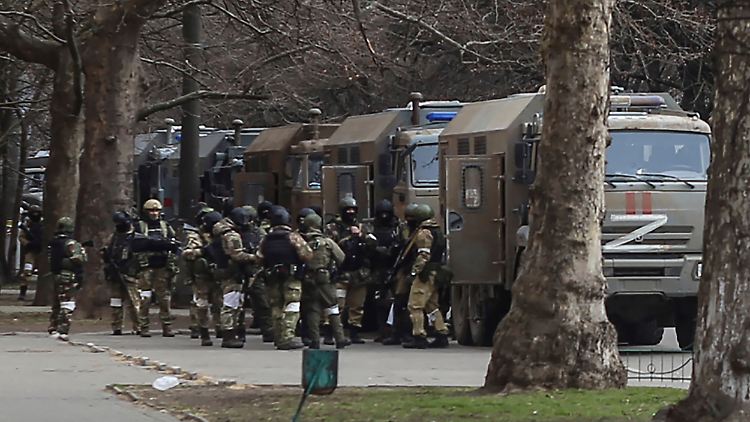 Die russische Armee erwartet, dass die Ukrainer ihr die besetzte Gebietshauptstadt Cherson wieder entreißen wollen.