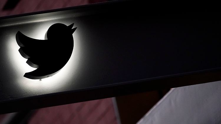 Twitter will künftig acht Dollar pro Monat für die Nutzung der begehrten Häkchen auf einem Verifikationsabzeichen verlangen. 