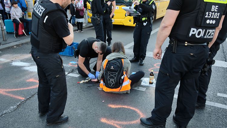 Mit Straßenblockaden ziehen Klimaaktivisten Aufmerksamkeit auf sich - und Kritik.