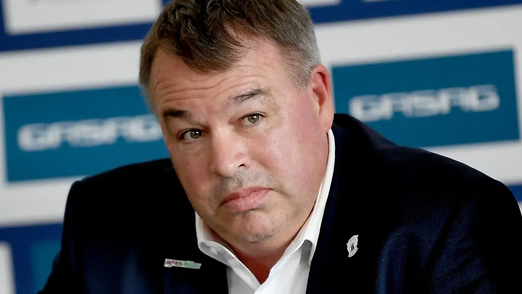 Eishockey-DEL-Eisbaeren-Berlin-Stephane-Richer-Sportdirektor-Eisbaeren-Berlin-nimmt-an-der-Saisoneroeffnungs-Pressekonferenz-teil