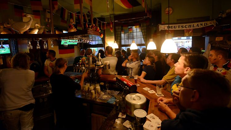 Drinnen statt draußen: Wenn die WM am 20. November startet, befindet sich der Herbst in Deutschland bereits in der zweiten Halbzeit. 