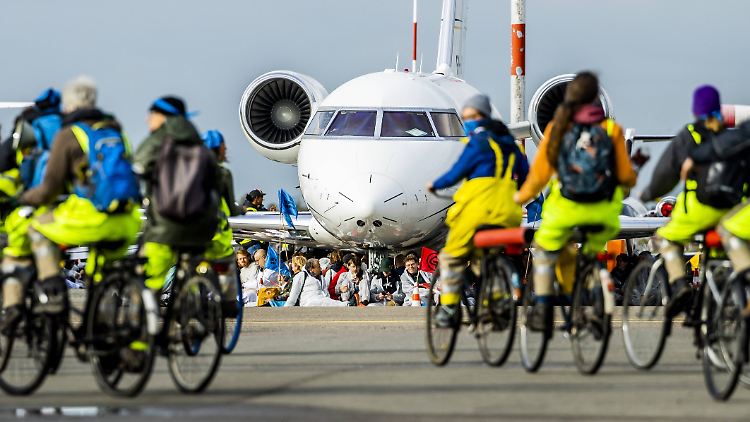 In Amsterdam hatten Klimaaktivisten am Samstag den Flughafen Schiphol teilweise lahmgelegt. Eine Aktivistin der "Letzten Generation" schloss das auch für Deutschland nicht aus.