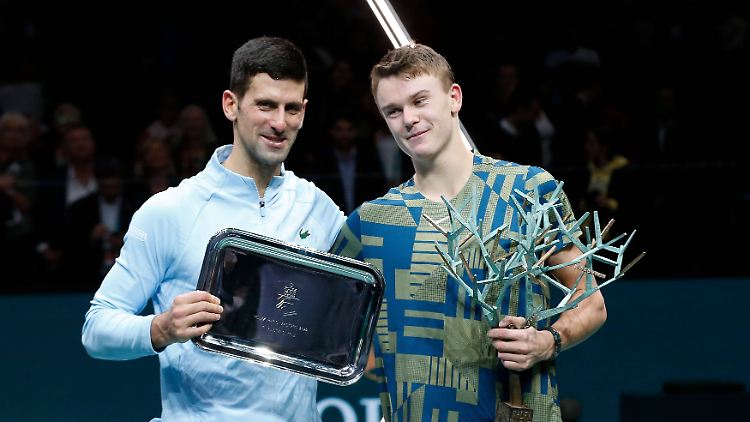 Holger Rune (r.) gewann in Paris sensationell gegen Novak Djokovic.