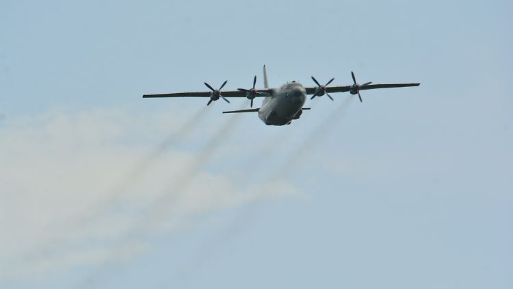Ein russisches Flugzeug bei einer Flugshow in Tambow.