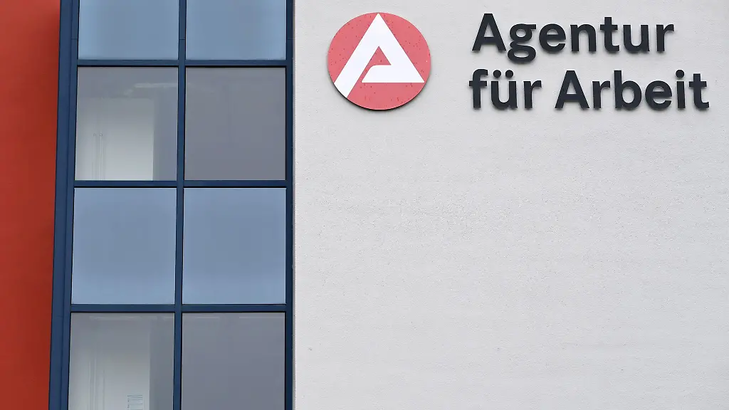 Agentur-fuer-Arbeit-steht-an-der-Fassade-eines-Jobcenters