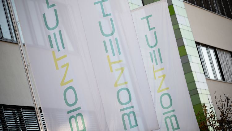 Weltweit setzen Biontech und Pfizer dieses Jahr bis zu 2,1 Milliarden Corona-Impfstoffdosen ab.