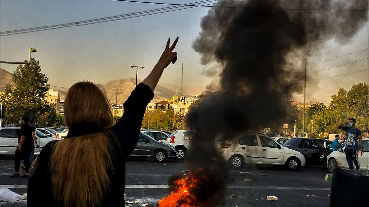 Eine Demonstrantin in Teheran. Mahsa erlebt bei den Protesten viel Siegeswillen und Solidarität, aber auch den Terror des Regimes.