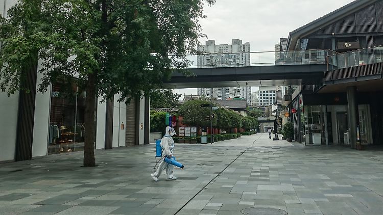 In vielen chinesischen Regionen herrscht derzeit das gleiche Bild: ausgestorbene Straßenzüge, verbarrikadierte Wohnblöcke.
