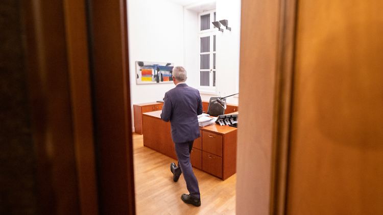 Sein Büro wird Feldmann demnächst räumen müssen, ein anderer oder eine andere muss nach hessischem Gesetz spätestens vier Monate später folgen.
