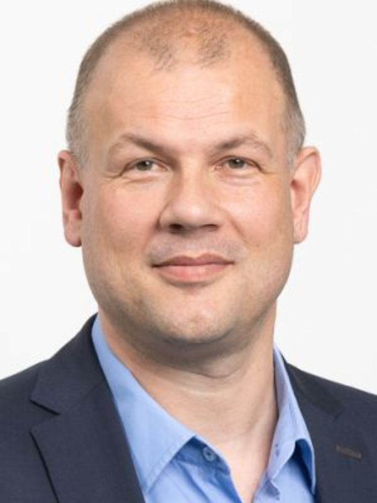Roel van de Krol forscht am Institut für Solare Brennstoffe des Helmholtz-Zentrums Berlin. Mit seinen Kolleginnen und Kollegen arbeitet er daran, chemische Treibstoffe wie Wasserstoff aus Quellen zu gewinnen, die im Überfluss vorhanden sind: Wasser und CO2.