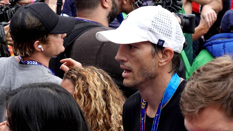 Erschöpft, aber glücklich: Ashton Kutcher nach seinem Zieleinlauf beim Marathon in New York.