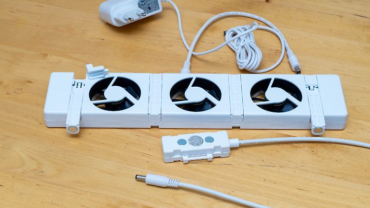 Ein SpeedComfort-Lüfter mit Thermostat, Verbindungskabel und Stromanschluss.